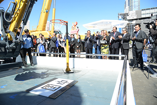 徐工XE35U液壓挖掘機現(xiàn)場揮毫潑墨、投籃表演，成為展場上的“閃亮明星”